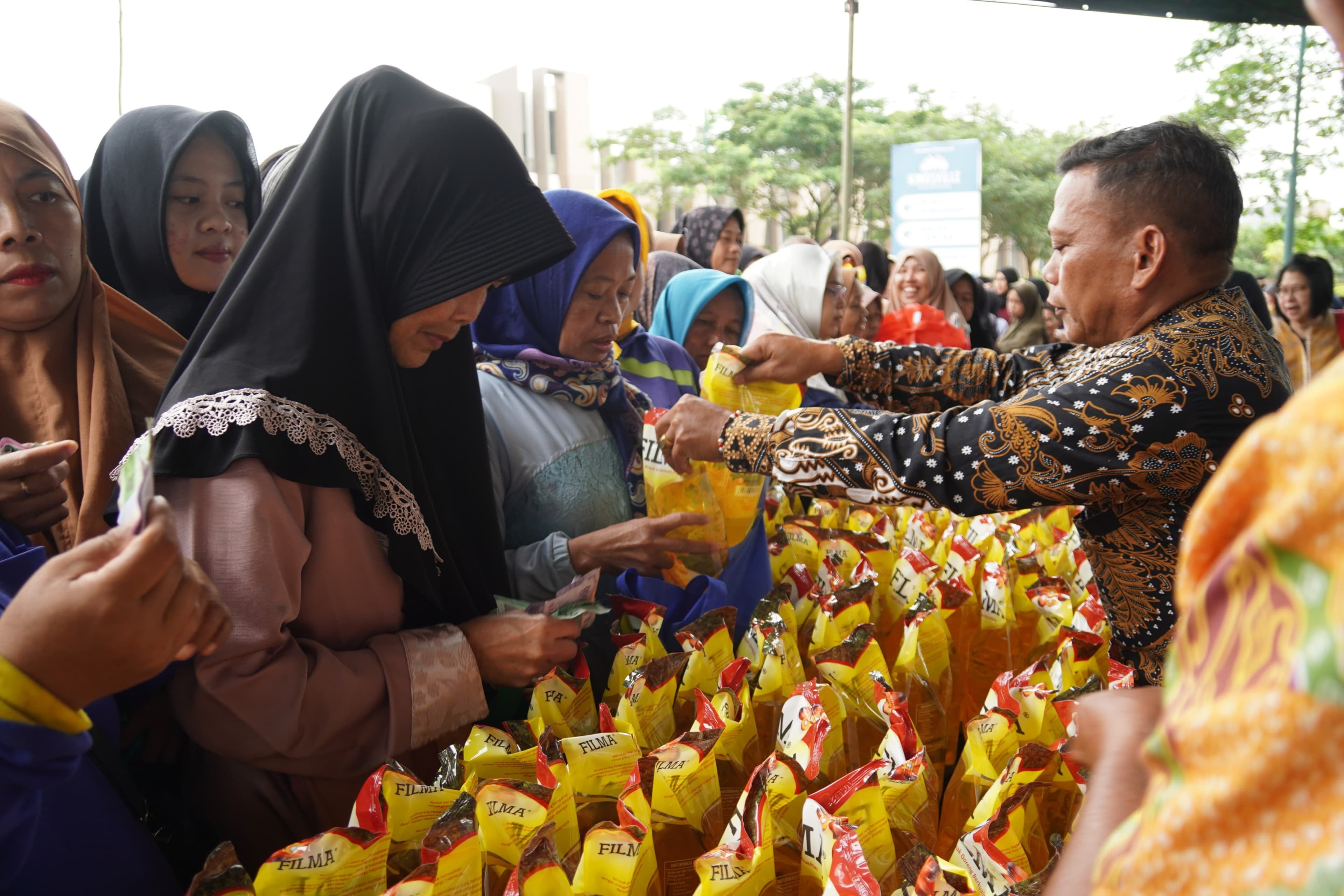 Sinar Mas Land Gelar Bazar Minyak Goreng di Rancamaya Golf Estate