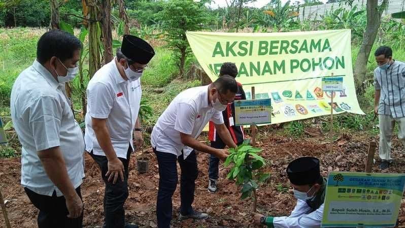 YMSML Gelar Menanam Pohon Buah di Pondok Pesantren Al-Tsaniyah Serpong