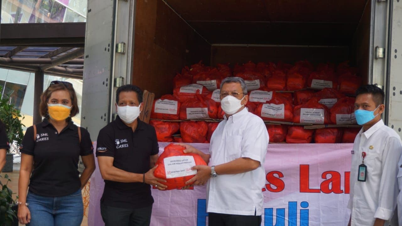 Sinar Mas Land Kembali Salurkan Bantuan 1.000 Paket Bahan Pangan untuk Warga Tangerang Selatan
